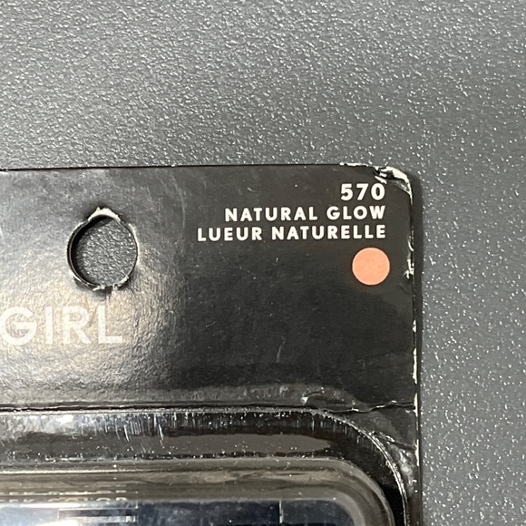 CoverGirl Classic Color Powder Blush, Natural Glow, 0.3 oz - Picture 4 of 5